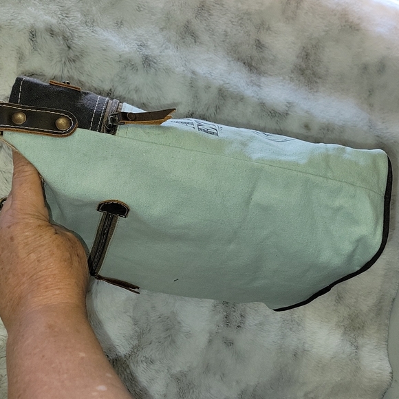 Vintage shoulder & adjustable strap. Pale green and brown. - Picture 10 of 12